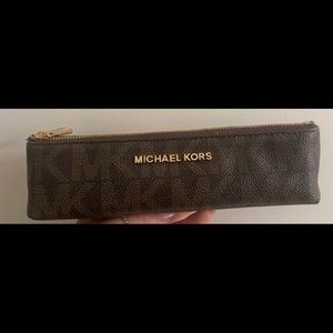 I’m LOOKING FOR THIS TO PURCHASE: Michael Kors Pencil Case…. Let me know Please